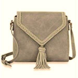 Gray And Tassel Accented Shoulder Bag
Design Layered Handbag w Stitching